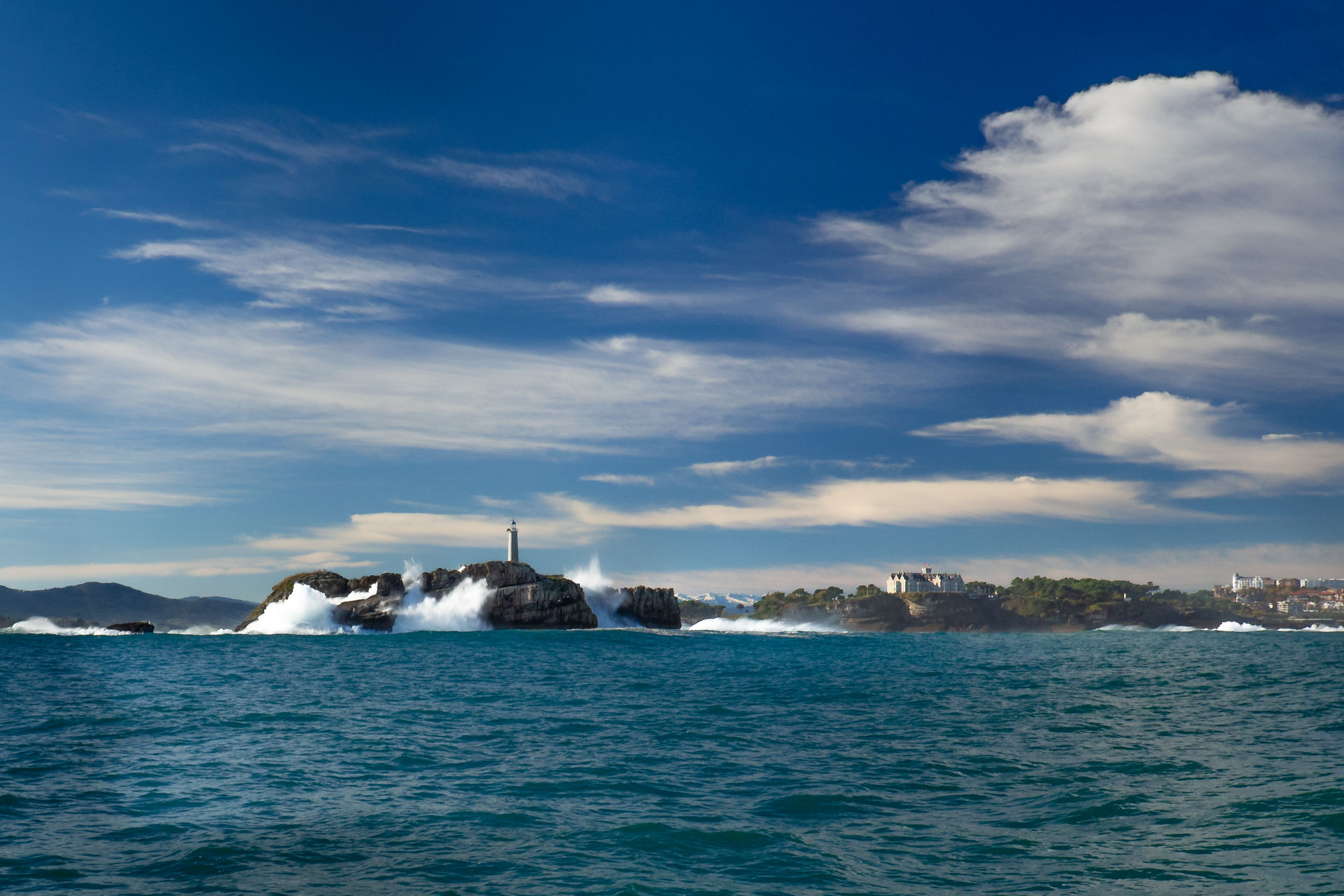 COSTA QUEBRADA DESDE EL MAR